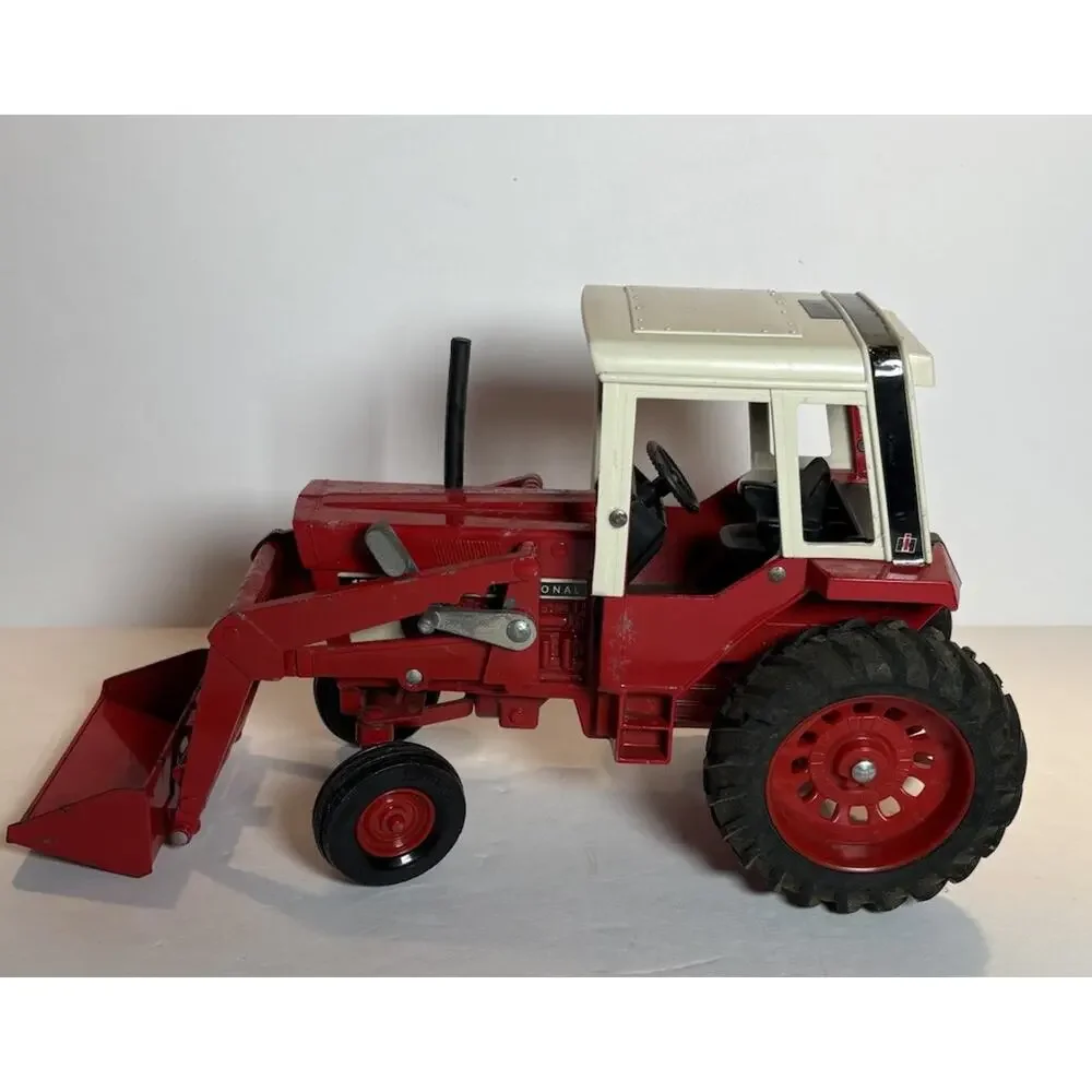 Ertl International 1586 w/loader 1/16 Die-cast Farm Tractor W/Pull Behind Wagon